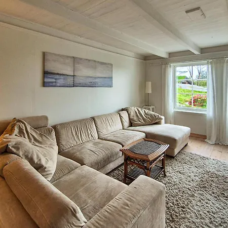 Feriehus 4 Bedroom Beautiful In Rong (Rogoyna)