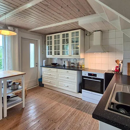 Feriehus 4 Bedroom Beautiful In Rong (Rogoyna)